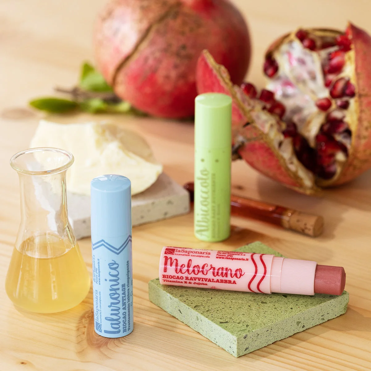 laSaponaria Tónovací balzám na rty Biocao s granátovým jablkem BIO (5,7 ml) - pro přirozenou barvu rtů