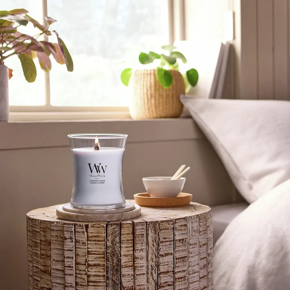 Lavender & Cedar vonná svíčka s dřevěným knotem 275 g