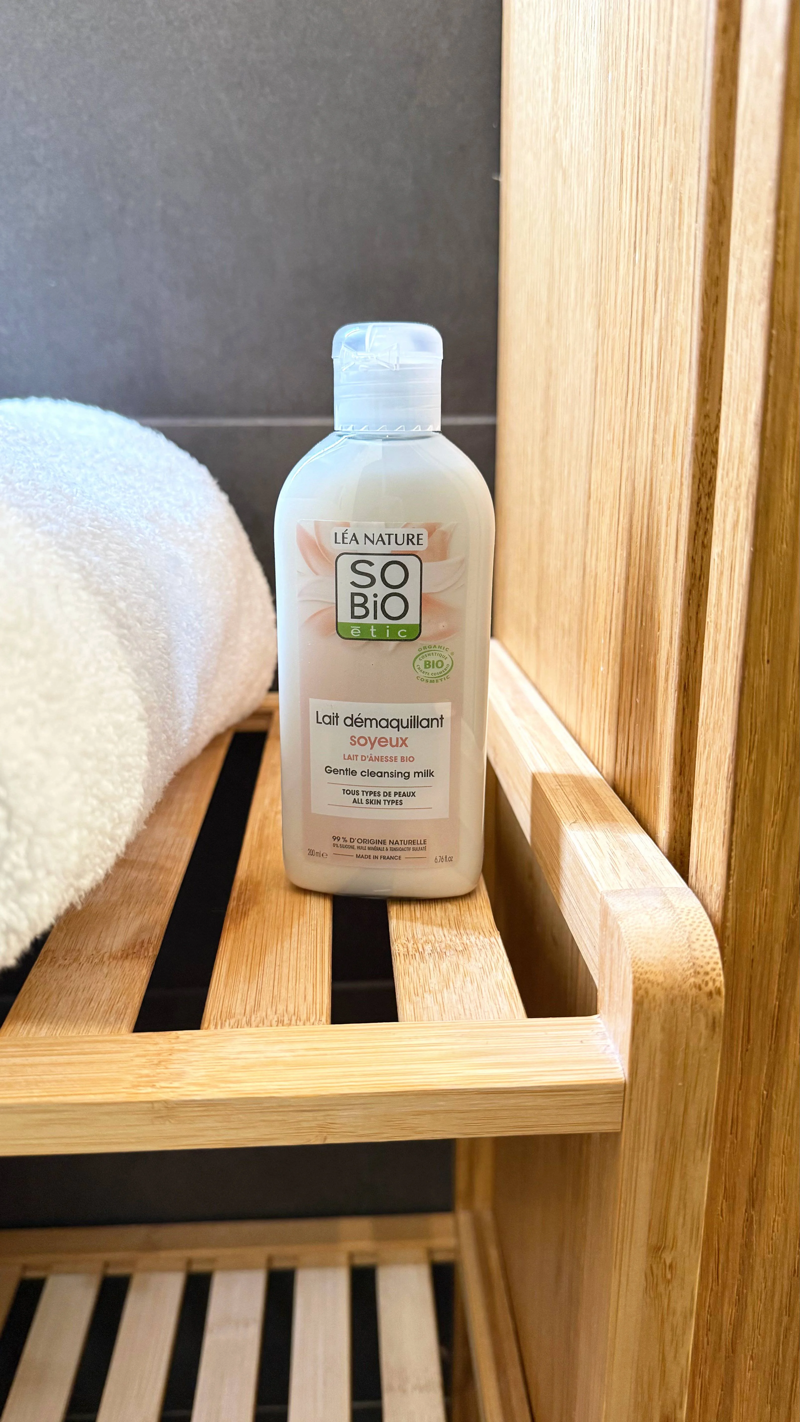 SO’BiO étic Mléko odličovací s obsahem oslího mléka BIO (200 ml) - jemně odstraní make-up i nečistoty