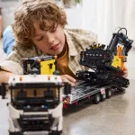 Technic 42175 Nákladní auto Volvo FMX a elektrický bagr Volvo EC230