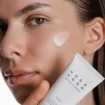 Uoga Uoga Jemný pleťový peeling s extraktem z kdoule Swirl (40 ml) - vhodné i pro citlivou pokožku