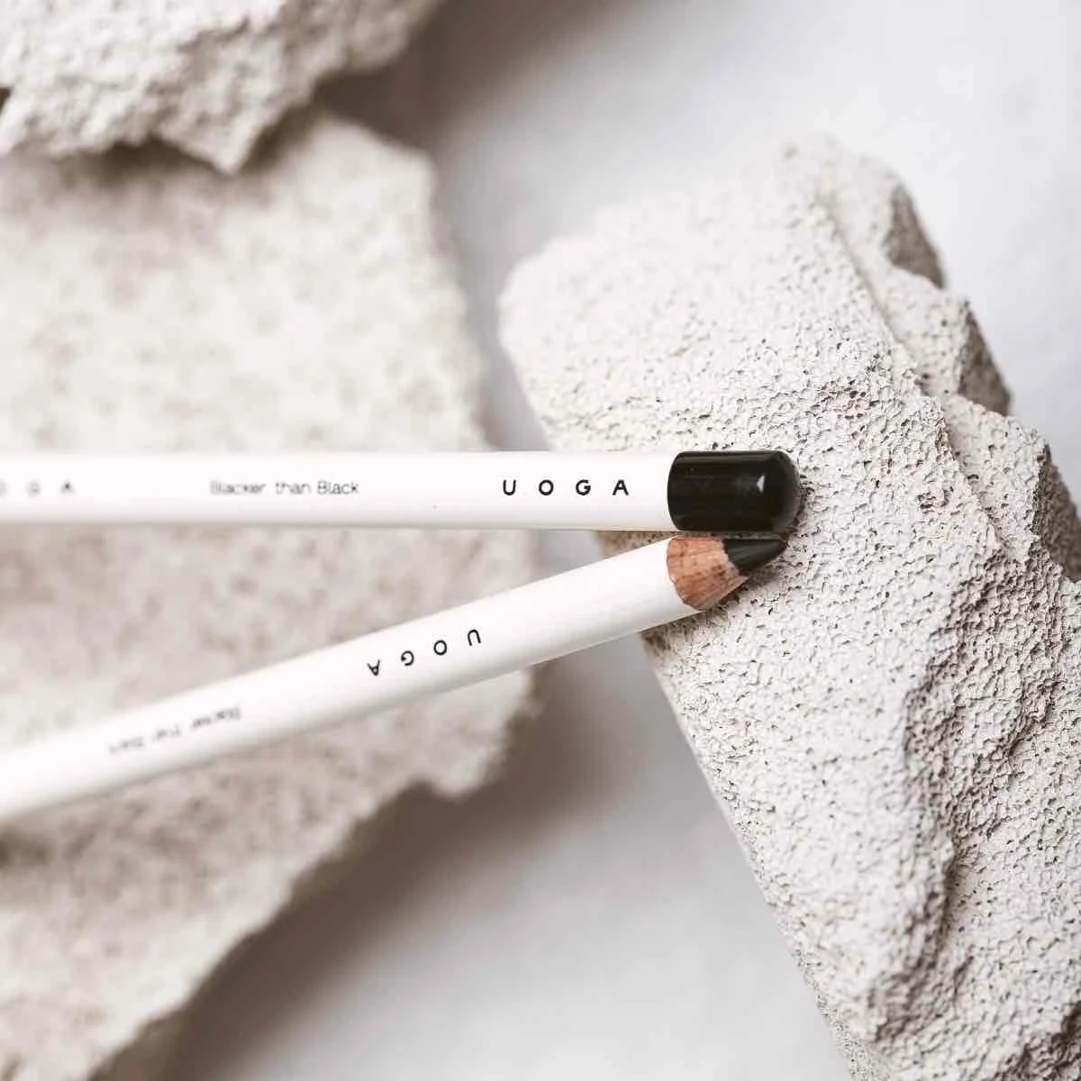 Uoga Uoga Měkká tužka na oči BIO 850 Blacker than Black - Černá - 4 odstíny pro každý look
