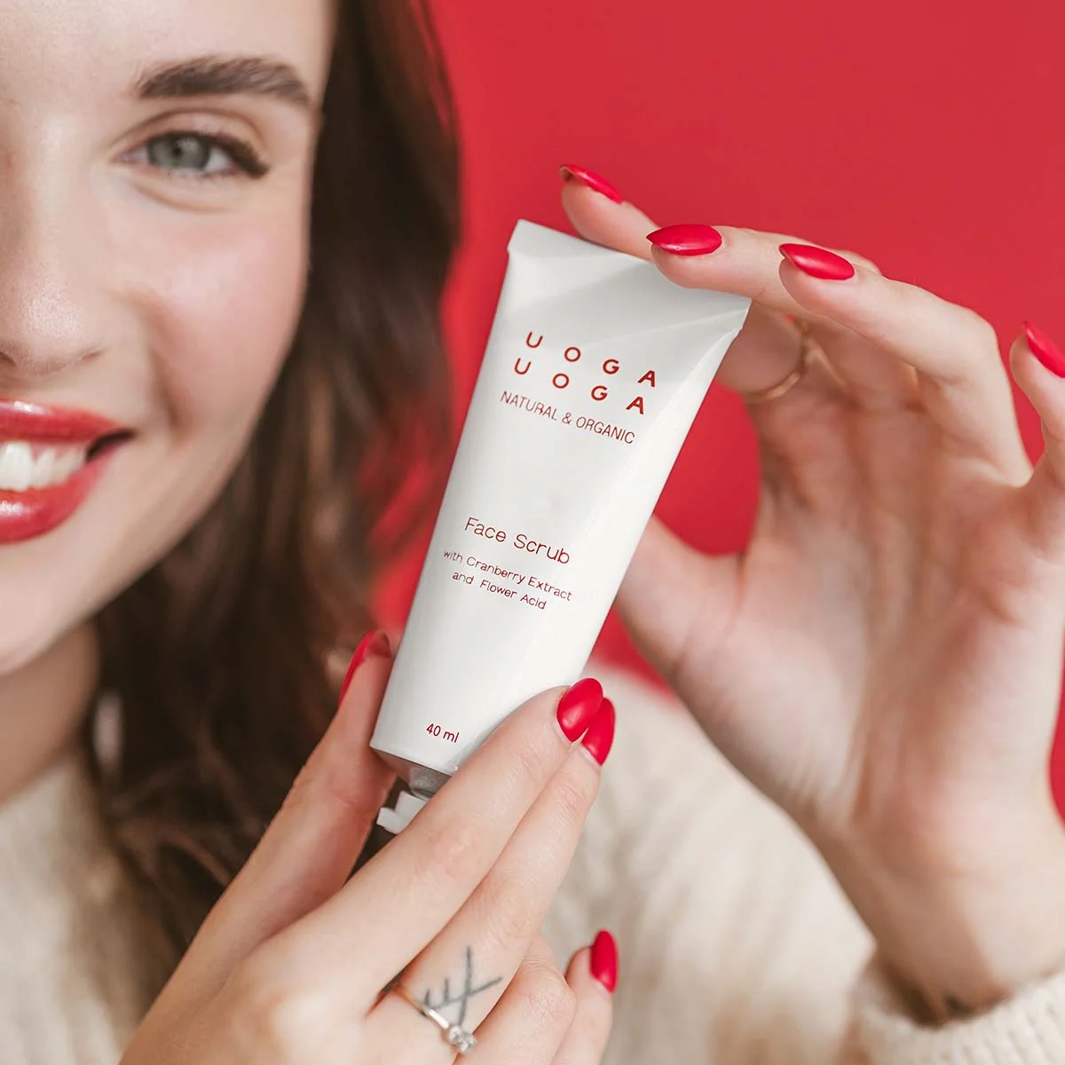 Uoga Uoga Regenerační pleťový peeling s brusinkami (40 ml) - pro hladší a rozjasněnou pokožku