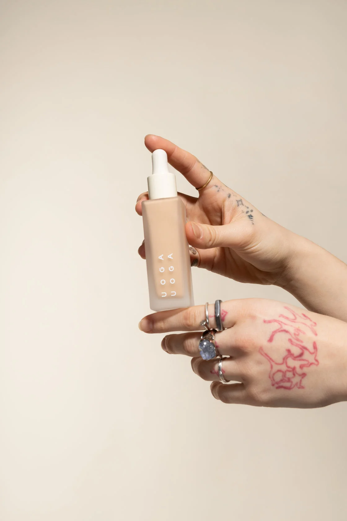 Uoga Uoga Tekutý minerální make-up a sérum SPF 20 BIO (30 ml) 685 Desolate Shore - hydratuje a chrání pleť