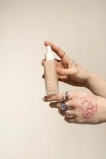 Uoga Uoga Tekutý minerální make-up a sérum SPF 20 BIO (30 ml) 689 Summer Breeze - hydratuje a chrání pleť