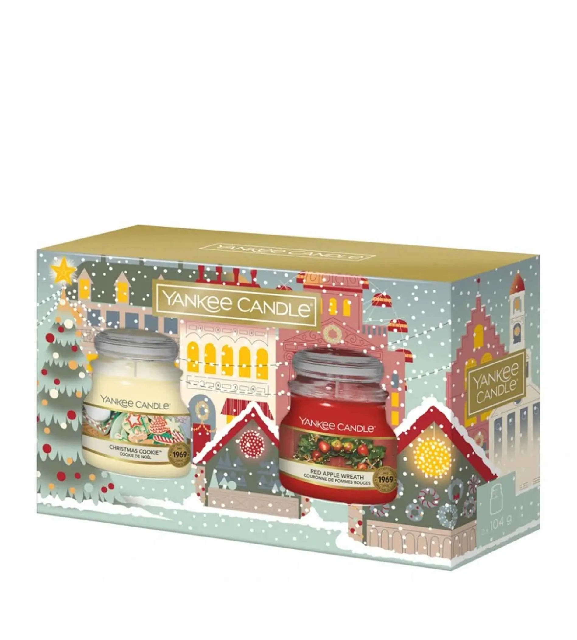 Passport to the Holidays dárková sada vonná svíčka Christmas Cookie 104 g + vonná svíčka Red Apple Wreath 104 g Christmas Cookie 104 g + Red Apple Wreath 104 g
