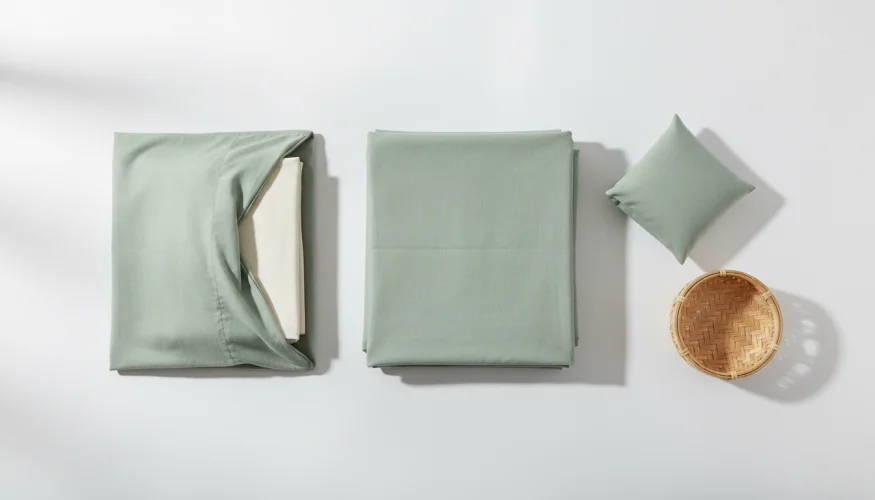 Biancheria da letto piegata ordinatamente con il metodo della tasca