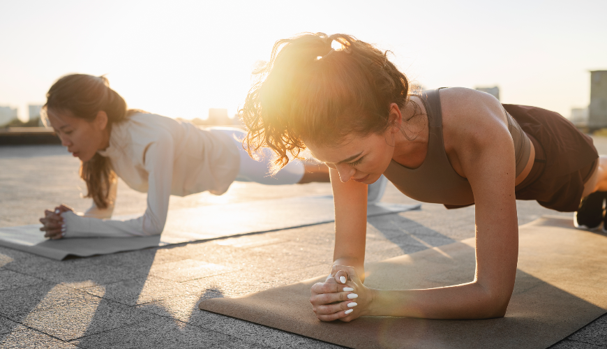 Plank je jednoduchý cvik, který posílí střed těla, když ho děláte správně