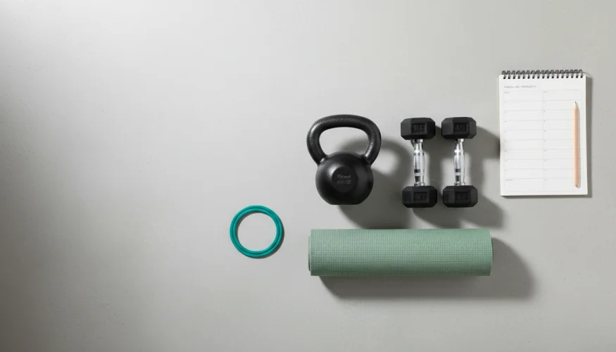 Fitness vybavení pro mrtvý tah na jedné noze – kettlebell, činky, podložka a tréninkový deník