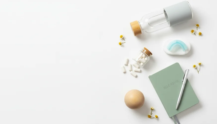 Hilfsmittel zur Stressbewältigung und Mundgesundheitspflege – Zahnschutz, Tagebuch, Kaugummis und eine Wasserflasche