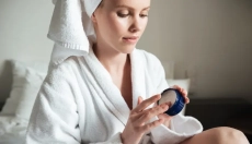 Co je urea a k čemu se používá, pokud vás trápí suché ruce, šupinky nebo popraskané paty