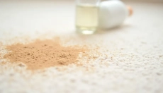 Jak vyčistit koberec jedlou sodou a vrátit mu svěží vzhled