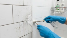 Jak vyčistit spáry v koupelně snadno a bez drahé chemie