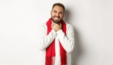 Pocit knedlíku v krku: Jak se ho zbavit a co ho způsobuje?