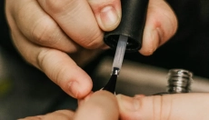 Co znamenají svislé rýhy na vašich nehtech?