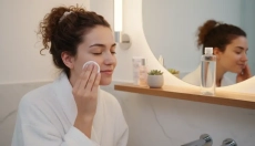 Micelární vody se hodí téměř pro každého, ale je důležité znát jejich výhody i nevýhody