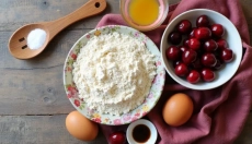 Nadýchaná hrníčková bublanina s ovocem, která voní létem