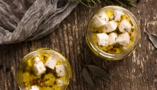 Vše, co potřebujete vědět o domácím nakládaném sýru