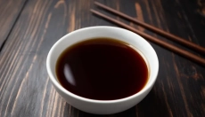 Proč je tamari lepší než běžná sójová omáčka