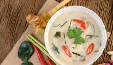 Recept na Tom Kha Gai, který vás zahřeje a okouzlí svou chutí
