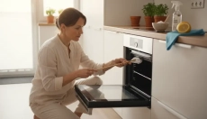 Zbavte se snadno špíny mezi skly dvířek trouby