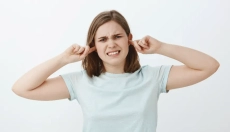 Jak si poradit se zalehlým uchem z rýmy?